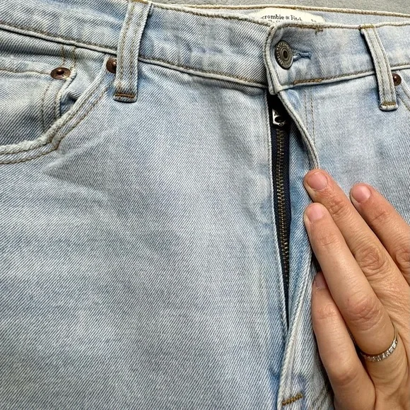 Abercrombie & Fitch The Skinny High-Rise Jeans | Size 29 / 8 | Light Wash - Picture 6 of 9